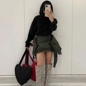 Sacs à bandoulière chics en forme de cœur avec bottes serpent en selfie miroir