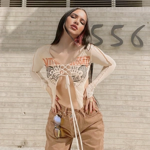 Top corto beige a maniche lunghe con stampa moto retrò e dettaglio stringato sul davanti