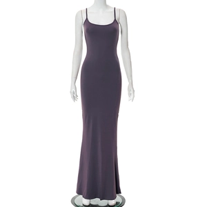 Vue détaillée d'une robe longue moulante violet foncé à fines bretelles et silhouette fluide