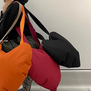 Gros plan de sacs hobo surdimensionnés colorés montrant la texture et la bandoulière