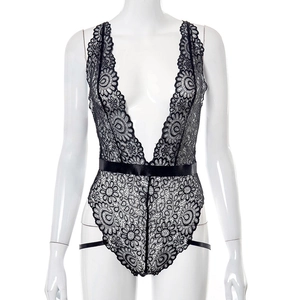 Vue détaillée de la texture de dentelle florale sur ce body noir sexy avec col en V profond