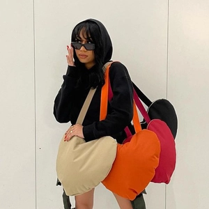 Sacs fourre-tout chics en forme de cœur en plusieurs couleurs sur fond de rue minimaliste