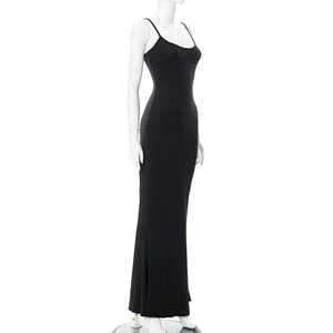 Détail d'une robe longue moulante noire à taille haute sur un mannequin de couture