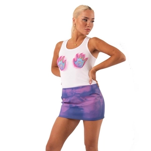 Set estivo da donna con canotta bianca con stampa a mano e minigonna viola con grafica