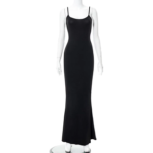 Gros plan sur une robe longue moulante noire avec de fines bretelles et un tissu lisse