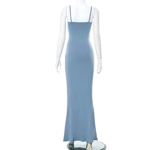 Vue arrière d'une robe longue bleu clair moulante avec de fines bretelles