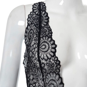 Gros plan sur la dentelle florale noire aux motifs ajourés d'un body élégant et sexy