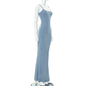 Détail de la robe longue moulante bleu Morandi à fines bretelles sur un mannequin blanc