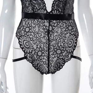 Détail de la dentelle florale noire et de la ceinture en satin de soie sur le body