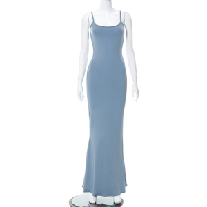 Détail d'une robe longue moulante bleu brume avec fines bretelles et tissu lisse