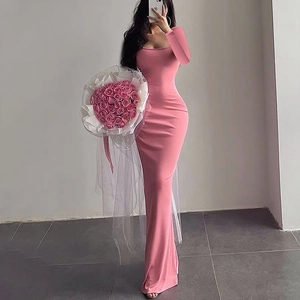 Détail d'une robe maxi en maille rose à manches longues avec col carré et coupe moulante