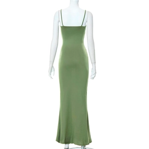 Vue arrière détaillée d'une robe longue moulante vert sauge à fines bretelles sur un mannequin blanc
