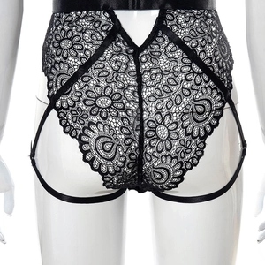 Vue détaillée de la dentelle florale noire avec des rubans de satin sur le body
