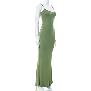 Détail de la robe longue moulante vert olive avec de fines bretelles spaghetti
