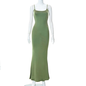 Détail d'une robe longue moulante vert olive avec fines bretelles et tissu élastique