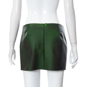 Dettaglio mini gonna in ecopelle verde scuro con cerniera posteriore a scomparsa