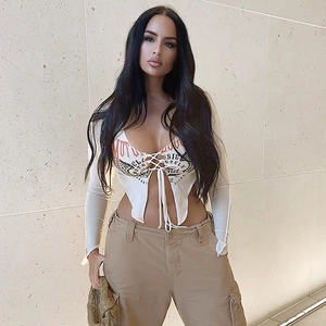 Dettaglio del crop top bianco con stampa moto e chiusura a lacci alla moda