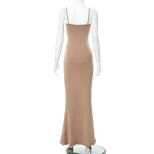 Vue arrière de la robe longue moulante marron avec de fines bretelles minimalistes