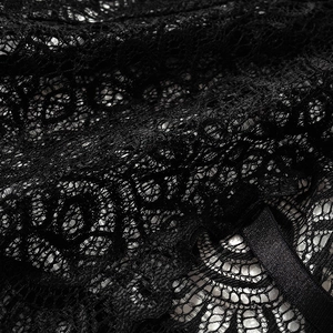 Détail macro de dentelle florale noire délicate avec texture en maille et fini transparent