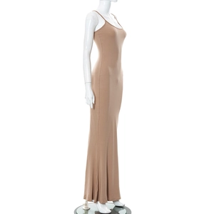 Profil d'une robe maxi marron moulante à fines bretelles présentée sur un mannequin blanc