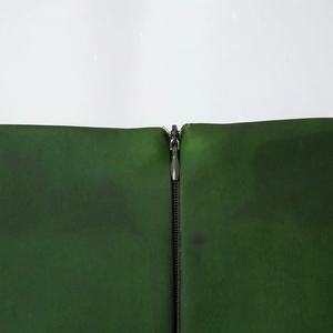 Dettaglio macro del tessuto termico con cerniera invisibile abbinata su gonna verde