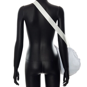 Vue détaillée arrière d'un sac bandoulière blanc en forme de croissant sur un mannequin