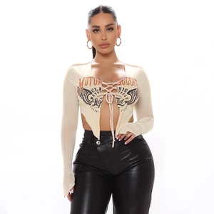Dettaglio del crop top in mesh con stampa motorcycle legend e lacci sul davanti