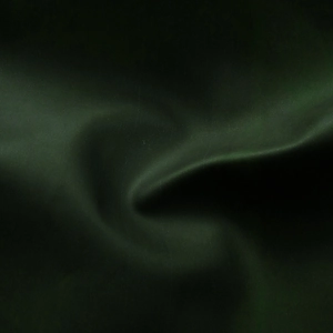 Vista macro del tessuto in raso verde scuro termosensibile con pieghe morbide e lucide