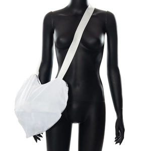 Détail du sac bandoulière blanc en forme de cœur avec fermeture éclair et sangle