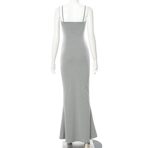 Vue détaillée du dos d'une robe maxi gris foncé ajustée avec de fines bretelles sur mannequin