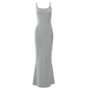 Détails de la robe longue grise ajustée avec encolure en U et tissu élastique