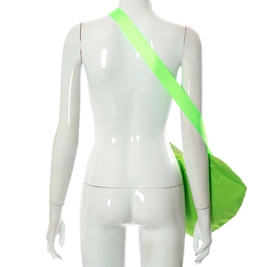 Sac bandoulière en nylon vert néon vue arrière sur mannequin montrant la taille