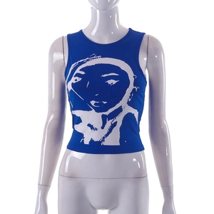 Λεπτομέρεια από το μπλε crop tank top με λευκό αφηρημένο καλλιτεχνικό τύπωμα στο στήθος