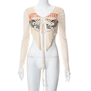 Dettaglio del crop top con scollo a V laccato e orlo asimmetrico con stampa moto