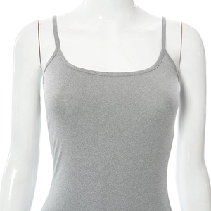 Gros plan d'une robe sans manches gris clair ajustée à fines bretelles et maille fine