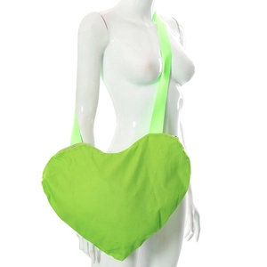 Détail du grand sac bandoulière en forme de cœur vert fluo avec une large sangle textile