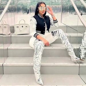 Detailaufnahme der silbernen Metallic-Jacke mit gerippten Bündchen und Druckknöpfen