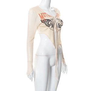 Dettaglio di crop top con lacci frontali e stampa grafica vintage Motor Legend