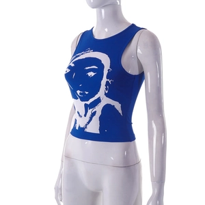 Λεπτομέρεια μπλε crop top με λευκό καλλιτεχνικό τύπωμα σε γυναικείο μανεκέν