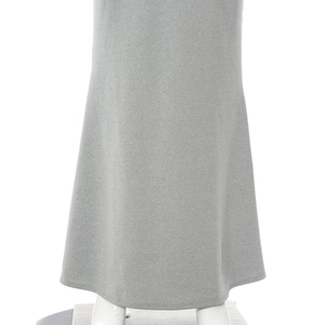 Détail de la robe longue en maille grise avec taille haute montrant l'ourlet et la texture