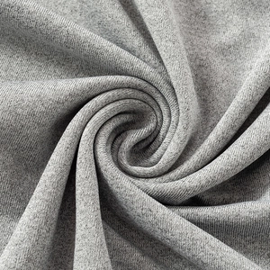 Vue macro de la maille grise montrant la matière douce de la robe longue moulante