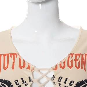 Dettaglio della stampa gotica e dello scollo intrecciato su questo crop top beige