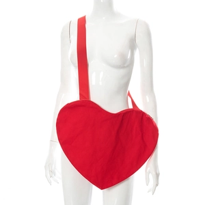 Détail d'un grand sac bandoulière rouge en forme de cœur avec fermeture dorée