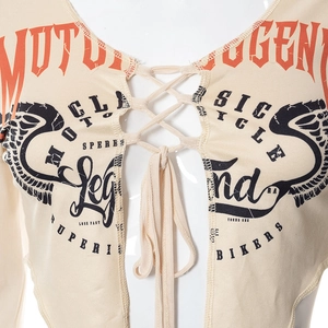 Dettaglio ravvicinato della stampa motor e dei lacci sulla maglia beige