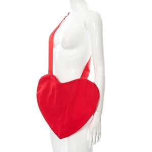 Détail du grand sac à bandoulière en toile rouge en forme de cœur avec large sangle textile