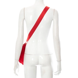 Vue détaillée du sac bandoulière cœur en nylon rouge avec fermeture éclair argentée