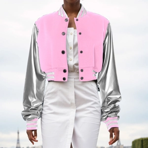Detail einer rosa Collegejacke mit silbernen Metallic-Ärmeln und gestreiften Rippstrickbündchen