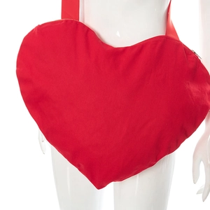 Détail du grand sac à bandoulière rouge en forme de cœur avec sangle large sur mannequin