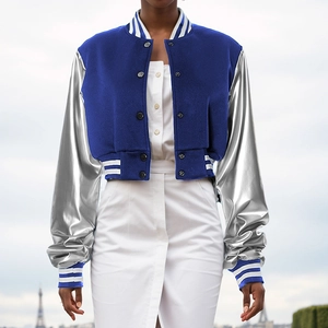 Details einer blauen kurzen College-Jacke mit silbernen Ärmeln und Streifenbündchen