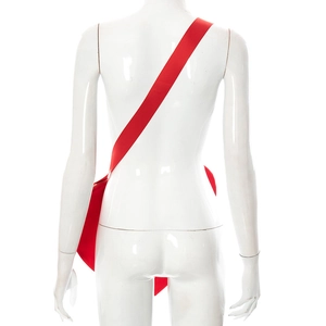 Vue détaillée du grand sac bandoulière rouge en forme de cœur avec nœud sur mannequin